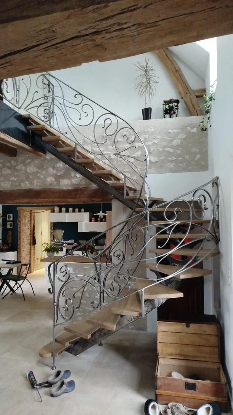 Escalier intérieur et rampe à volutes